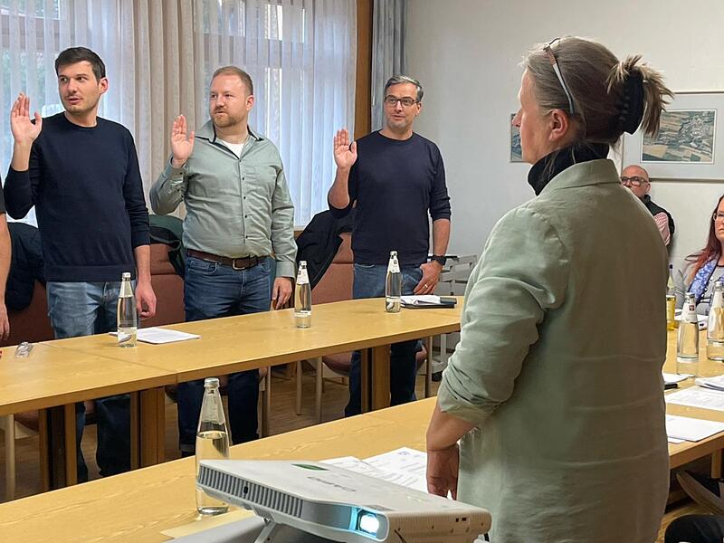 Die neuen Gemeinderäte beim Sprechen ihres Amtseides. Die neuen Gemeinderäte beim Sprechen ihres Amtseides.