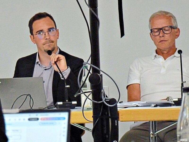 B&uuml;rgermeister Nico Kauper (links) musste bei der j&uuml;ngsten Sitzung des Gemeinderats einstecken, teilte aber auch aus. Rechts: Zweiter B&uuml;rgermeister Ralf Olmesdahl. Britta Schnake