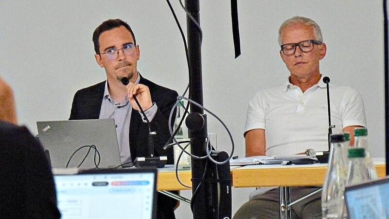 Bürgermeister Nico Kauper (links) musste bei der jüngsten Sitzung des Gemeinderats einstecken, teilte aber auch aus. Rechts: Zweiter Bürgermeister Ralf Olmesdahl. Britta Schnake Bürgermeister Nico Kauper (links) musste bei der jüngsten Sitzung des Gemeinderats einstecken, teilte aber auch aus. Rechts: Zweiter Bürgermeister Ralf Olmesdahl. Britta Schnake