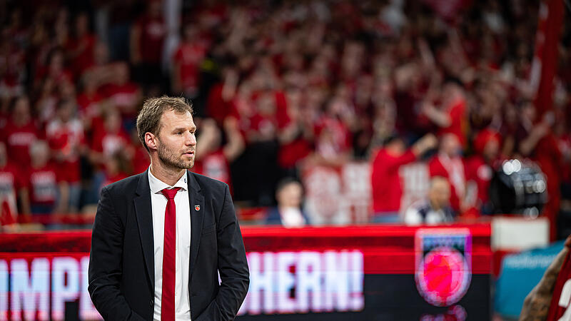 Coach Gavel fokussiert an der Seitenlinie