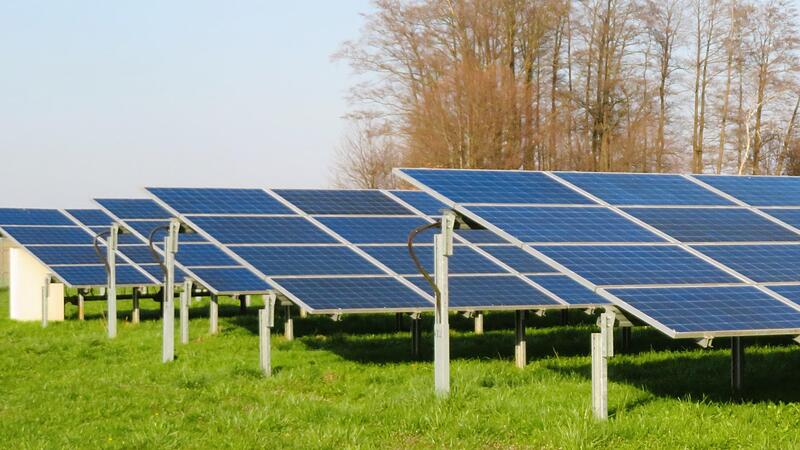 Photovoltaikanlagen wie auf diesem Symbolbild sollen bei Großheirath entstehen. Photovoltaikanlagen wie auf diesem Symbolbild sollen bei Großheirath entstehen.