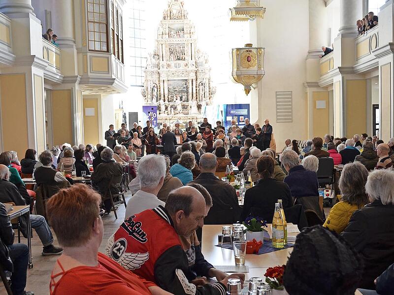Schnell hatte sich die Morizkirche gef&uuml;llt zur Er&ouml;ffnung der Vesperkirche 2025.