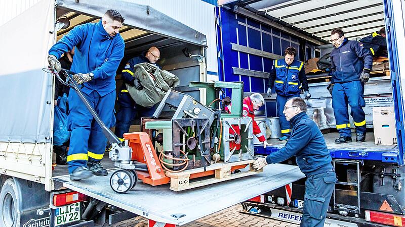 THW und BRK laden Hilfsgüter zum weiteren Transport und zur Verteilung um. Der Kirchehrenbacher Helfer Thomas Albert (2. v. l.) hat sich ein Zelt zum Umladen geschnappt. THW und BRK laden Hilfsgüter zum weiteren Transport und zur Verteilung um. Der Kirchehrenbacher Helfer Thomas Albert (2. v. l.) hat sich ein Zelt zum Umladen geschnappt.