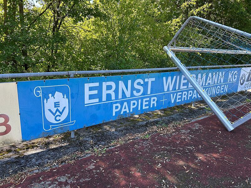 Hier die Aufl&ouml;sungen zum vorherigen Foto. Es handelt sich um die Ernst Wiedemann KG, und die entsprechende Bandenwerbung befindet sich am Sportplatz in Creidlitz.