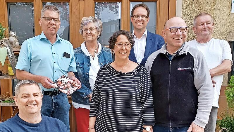 Die Vorstandsmitglieder mit Bürgermeister Andreas Hofmann (Dritter v. r.) und Gemeinderat Franz Spindler (Zweiter v. r.): Johannes Weidner, Stefan Kabitz, Hannelore Bartha, Sandra Reier und Robert Wodarg. Die Vorstandsmitglieder mit Bürgermeister Andreas Hofmann (Dritter v. r.) und Gemeinderat Franz Spindler (Zweiter v. r.): Johannes Weidner, Stefan Kabitz, Hannelore Bartha, Sandra Reier und Robert Wodarg.