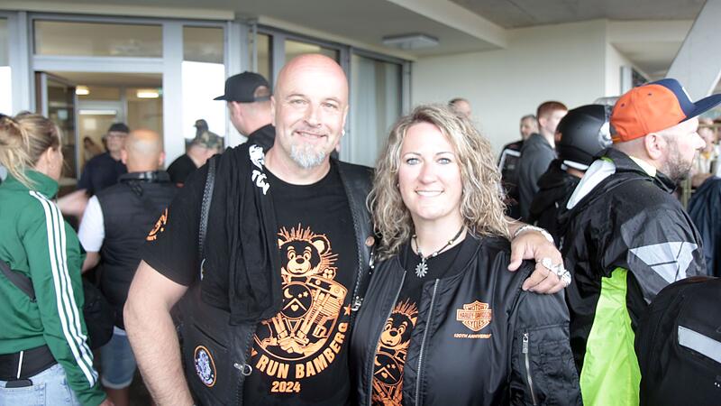 Sind glücklich über die hohe Spendenbereitschaft beim zweiten Toy Run: die Organisatoren Lisa Adamczyk und Markus Kröner
