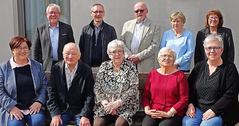 Unser Bild zeigt (von links) Hannelore Glass (Vorstand Pastoraler Raum Süd), Gerhard Zösch (stellvertretender Kassenprüfer), Pfarrer i. R. Rainer Kunkel, Dekan Christian Lutz, Brigitte Hymon (Schriftführerin), Rudi Langer (Vorstand Ost), Anna Krug...