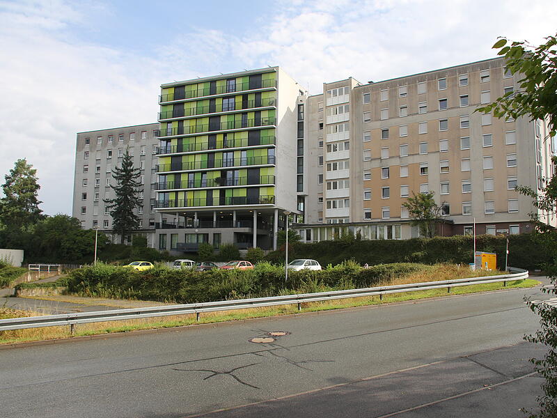 Ein Konglomerat an Wohnheimen in der Thüringer Straße (von links): Das Studierendenwerk Oberfranken betreibt die Häuser Coburg, Vesteblick, Sachsen. Ein Konglomerat an Wohnheimen in der Thüringer Straße (von links): Das Studierendenwerk Oberfranken betreibt die Häuser Coburg, Vesteblick, Sachsen.