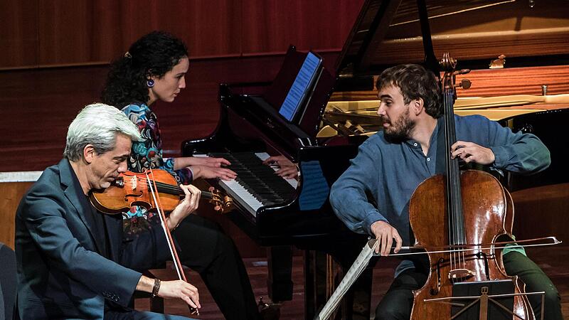 Das Trio Kar&eacute;nine gastierte in der Besetzung mit S&eacute;bastien Surel, Paloma Kouider und Louise Rodde (von links) bei der Gesellschaft der Musikfreunde Coburg im Kongresshaus Rosengarten.