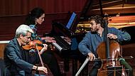 Das Trio Karénine gastierte in der Besetzung mit Sébastien Surel, Paloma Kouider und Louise Rodde (von links) bei der Gesellschaft der Musikfreunde Coburg im Kongresshaus Rosengarten.