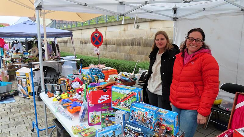 Einer der bunten Stände auf dem Flohmarkt in Bad Staffelstein. Einer der bunten Stände auf dem Flohmarkt in Bad Staffelstein.
