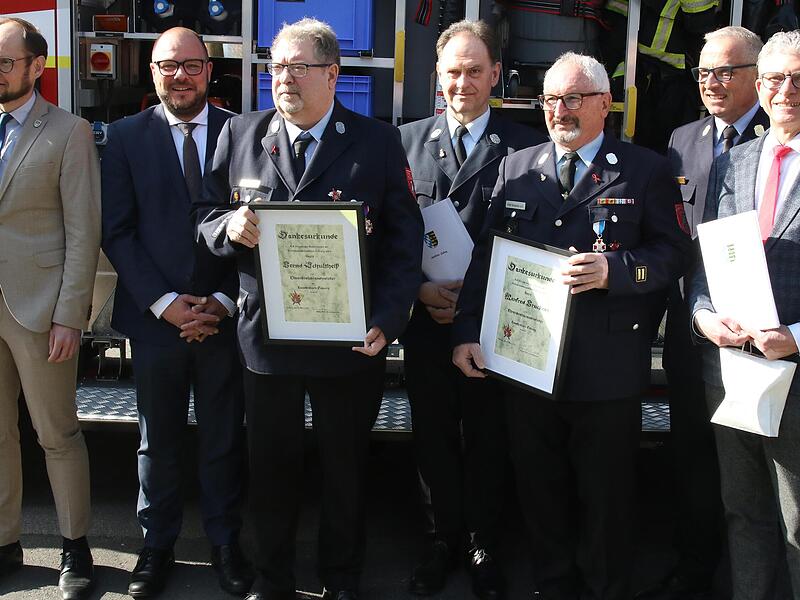 Ehrungen bei der Feuerwehr (von links): Bastian Büttner, Landrat Sebastian Straubel, Ehrenkreisbandmeister Bernd Schultheiß, Martin Heidl, Ehrenkreisbrandmeister Manfred Brückner, KBR Stefan Püls und Rainer Engelhardt. Ehrungen bei der Feuerwehr (von links): Bastian Büttner, Landrat Sebastian Straubel, Ehrenkreisbandmeister Bernd Schultheiß, Martin Heidl, Ehrenkreisbrandmeister Manfred Brückner, KBR Stefan Püls und Rainer Engelhardt.