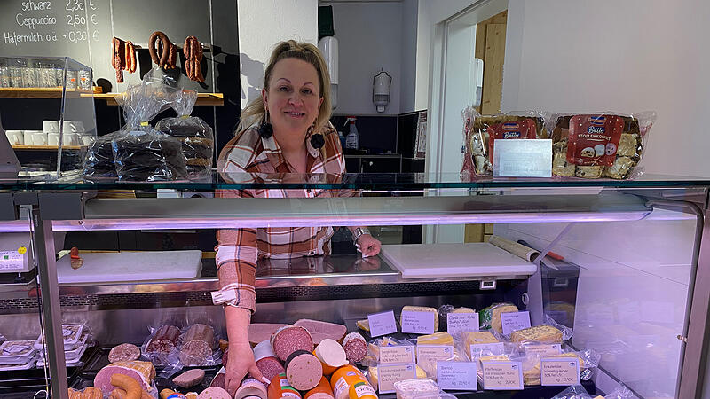 An der Frischetheke zeigt Nicole Berner die reichhaltige Auswahl an Wurst- und K&auml;sesorten