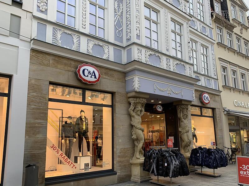 Bis Ende 2020 befand sich in der Spitalgasse 12-14 in Coburg eine Filiale von „C&A“. Bis Ende 2020 befand sich in der Spitalgasse 12-14 in Coburg eine Filiale von „C&A“.