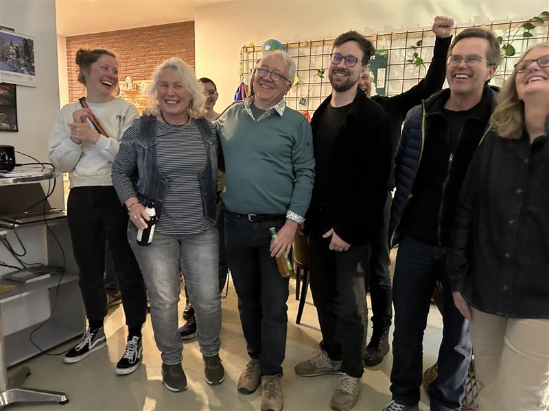 Die Coburger Gr&uuml;nen freuen sich kurz nach 18 Uhr zumindest schon einmal &uuml;ber die Prognosen aus Baden-W&uuml;rttemberg. Dort liegt Cem &Ouml;zdemir vorne.