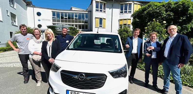 Robert Glenk (r.) übergibt als Vorsitzender der Fördergesellschaft die Schlüssel für den neuen Kleintransporter an Klinik-Geschäftsführer Sven Oelkers.