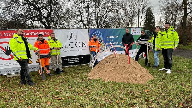 Beim Spatenstich für diese große Maßnahme der Erschließung der Gewerbegebiete mit Glasfaser (von rechts) Patrick Paravan und Michael Hanke (Glasfaser Reuther), Mario Pfister mit 1. Bürgermeister Michael Ziegler (Stadt Eltmann) sowie Oberbauleiter ...