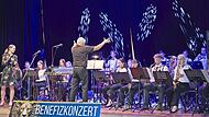 Ein fulminantes Benefizkonzert gestaltete die Big Band „Pfeffer, Salz und Sahne“ anlässlich des Jubiläums des Lions-Clubs Haßberge in der Stadthalle in Haßfurt. Der Erlös fließt in das Projekt „Kinder fit und stark fürs Leben“, das der Lions-Club ...