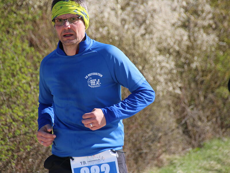 Strahlender Sonnenschein, aber nur niedrige Plusgrade erwartete die L&auml;ufer beim 19. Obermain-Marathon rund um Bad Staffelstein. Die Marathon-Strecke f&uuml;hrte wieder an den beiden Wahrzeichen der Kurstadt, dem Kloster Banz und der Basilika Vierzehnheiligen vorbei.