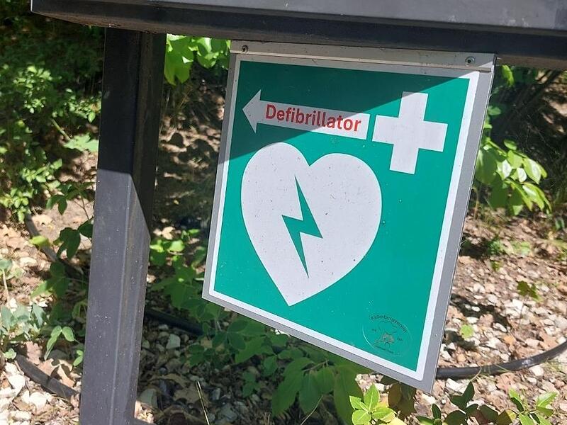 Ein Hinweisschild am Kellerwald H&ouml;chstadt zeigt an, dass hier ein Defibrillator in der N&auml;he ist.