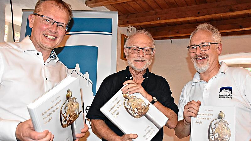 OB Ralf Hartnack, Bernd Windsheimer und Peter Weith (v. links) sind stolz auf den Jubil&auml;umsband.Uschi Prawitz