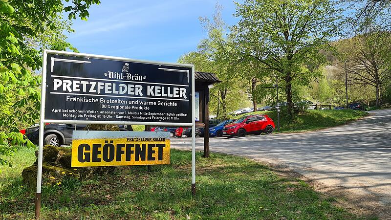 Auch unter der Woche ist der Parkplatz am Pretzfelder Keller gut gef&uuml;llt.