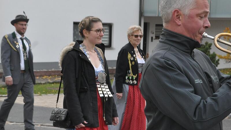 Annika Lurz ist in diesem Jahr Sch&uuml;tzenk&ouml;nigin im Sch&uuml;tzengau Schweinfurt geworden. Hinten: Maria Florsch&uuml;tz, eine der fr&uuml;heren Gausch&uuml;tzenk&ouml;niginnen der Junkersdorfer.