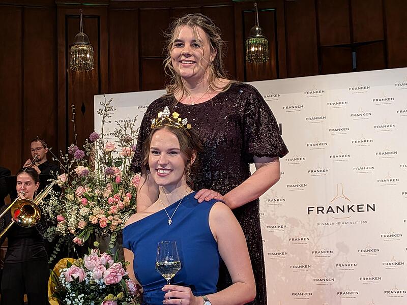 Angelina Seiler aus Stammheim im Landkreis Schweinfurt wird von der bisherigen Weink&ouml;nigin Antonia Krai&szlig; im Regentenbau Bad Kissingen zur 68. Fr&auml;nkischen Weink&ouml;nigin gekr&ouml;nt.