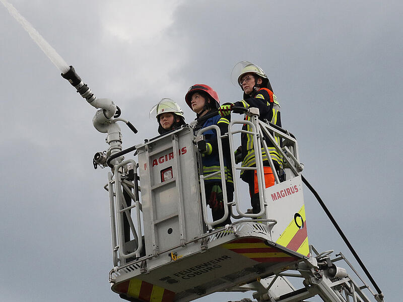 Frauen&uuml;bung der Landkreisfeuerwehren in D&ouml;rfles-Esbach