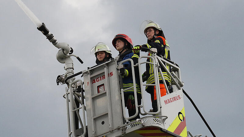 Frauen&uuml;bung der Landkreisfeuerwehren in D&ouml;rfles-Esbach