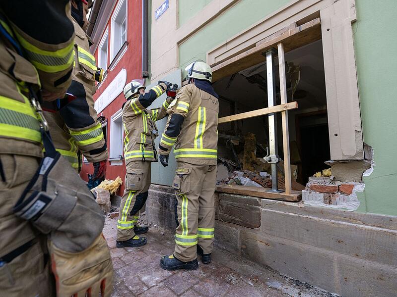 Auto kracht in Hauswand