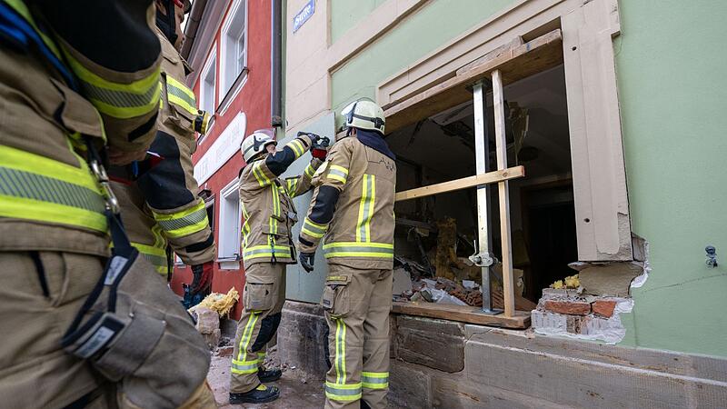 Auto kracht in Hauswand Auto kracht in Hauswand