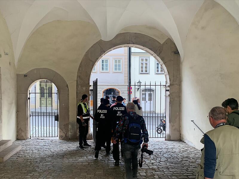 Wo ist S&ouml;der? Polizei und Personensch&uuml;tzer eilen durch die Ehrenburg in die Steingasse.
