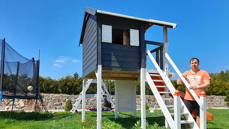 Der Teuchatzer Florian Grasser hat für seine drei Kinder im  Garten etliche Spielgeräte aufgestellt. Etliche Eltern in der Marktgemeinde Heiligenstadt behelfen sich auf ähnliche Weise.