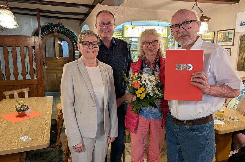 Sabine Dittmar, MdB (links) übergab die Auszeichnung für 60 Jahre Mitgliedschaft in der SPD an Dieter Britz (r.). Dazu gratulierte auch der Ortsvorsitzende Axel Knauff, der außerdem für Ehefrau Annemarie Blumen mitbrachte.
