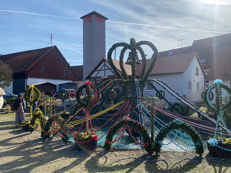 Der gr&ouml;&szlig;te Osterbrunnen der Welt steht in Bieberbach bei Egloffstein in der Fr&auml;nkischen Schweiz.