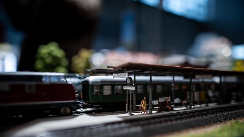 Eine Modelleisenbahn fährt auf einer Strecke