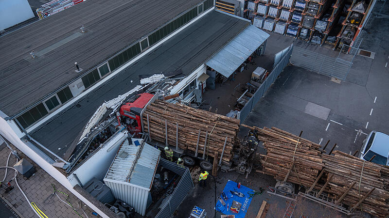 In Bamberg kam es am Montagnachmittag (17.02.2025) zu einer Chaosfahrt eines mit Holz beladenen 40-Tonners.