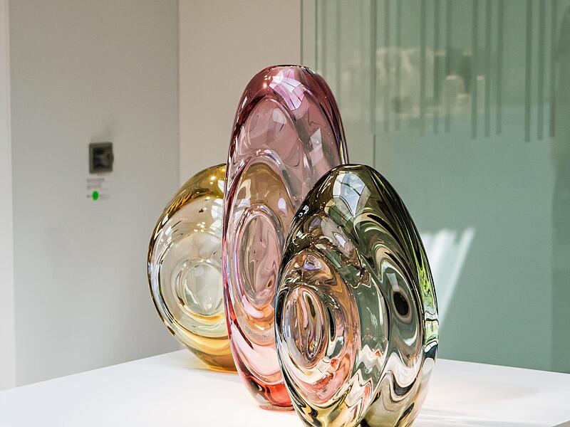 Susanne Joker Johnsen: Drei gefäße – Studioglas aus Dänemark zeigt eine neue Sonderausstellung im Museum für Modernes Glas im Park von Schloss Rosenau.