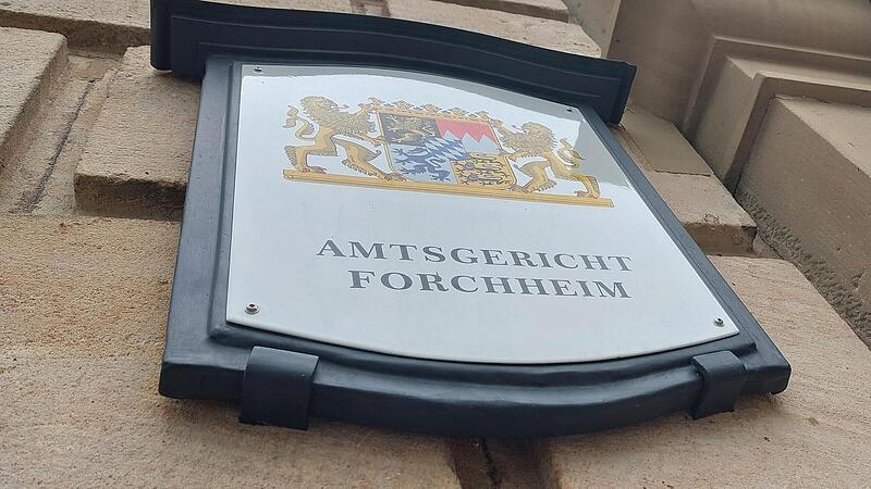 Wegen sexuellen Missbrauchs und Besitzes kinderpornografischer Bilder steht 32-Jähriger vor Gericht.Forchheim & Fränkische Schweiz Wegen sexuellen Missbrauchs und Besitzes kinderpornografischer Bilder steht 32-Jähriger vor Gericht.Forchheim & Fränkische Schweiz