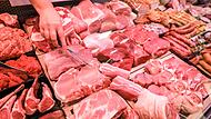 Fleischtheke im Supermarkt