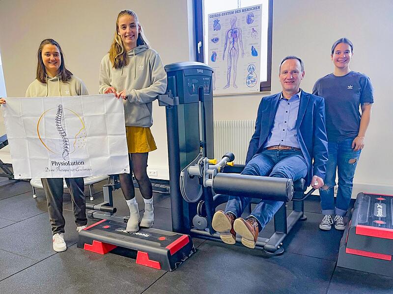 B&uuml;rgermeister Michael Ziegler testete kurz seine Bein-Fitness.