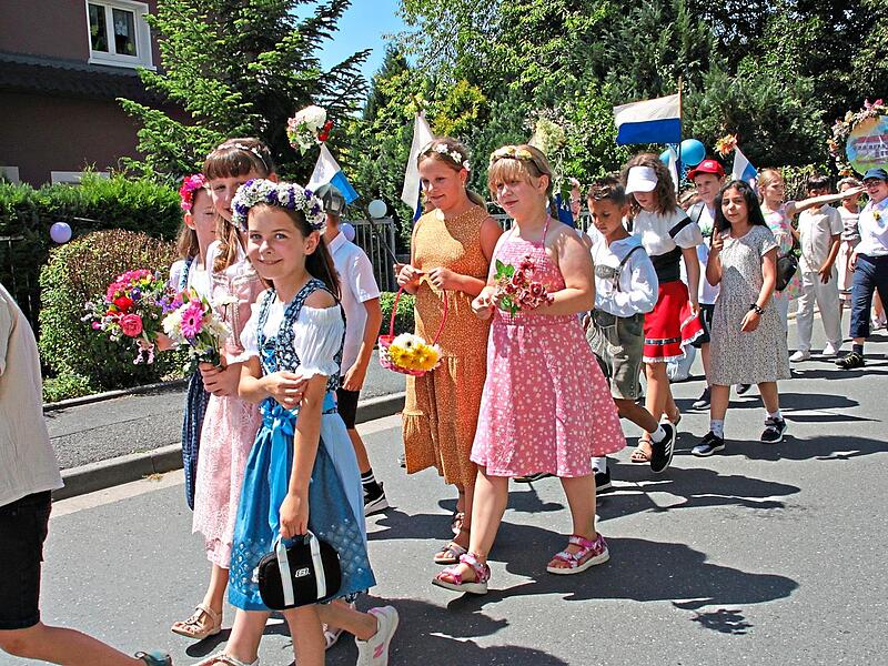 Beim Wiesenfest schlängelte sich ein bunter Zug durch die Straßen Ziegelhüttens. Beim Wiesenfest schlängelte sich ein bunter Zug durch die Straßen Ziegelhüttens.