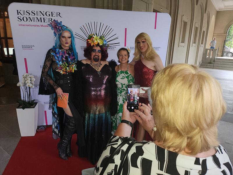 Kissinger Sommer 2024 Empfang Travestie KünstlerEröffnung Kissinger Sommer 2024 Sie waren das beliebteste Fotomotiv des Kissinger Sommer 2024: die Dragqueens aus Berlin.