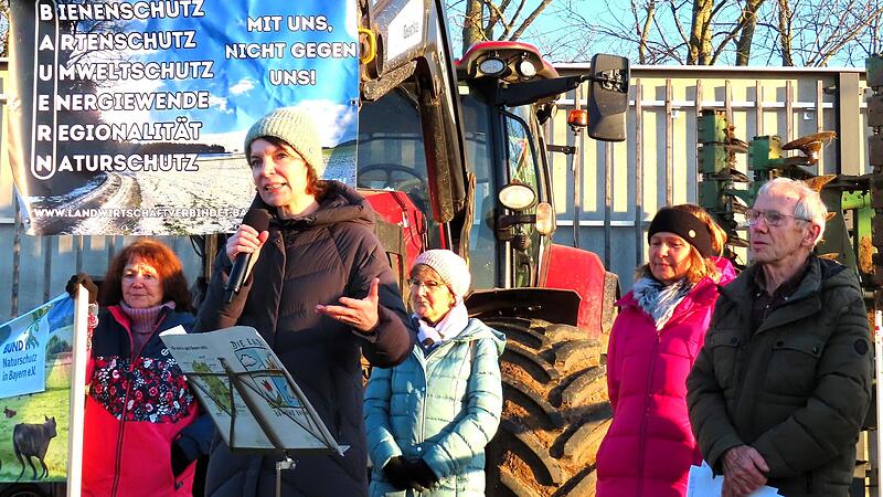 CSU-Bundestagsabgeordnete Emmi Zeulner (mit Mikrophon) versprach bei der Demo zur Nord-Ost-Tangente im Januar, neue Vorschl&auml;ge zu pr&uuml;fen.