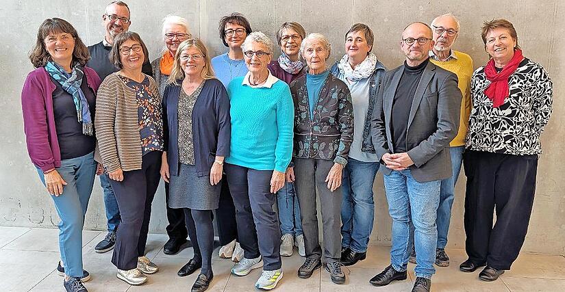 Kirchenführerinnen und -führer mit den Organisatoren der Ausbildung: (v.l.) Gertrud Wiesheier, Markus Müller, Birgit Fernengel, Renate Koch, Dorothea Geiger-Pieger, Conny Steigleder, Brigitte Langenbach, Hildegard Prütting, Angelika Siebenmorgen-H...