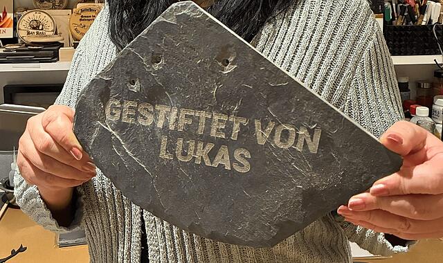 F&uuml;nf verschiedene Schriftarten stehen f&uuml;r die Gravur der Schieferplatte zur Verf&uuml;gung.