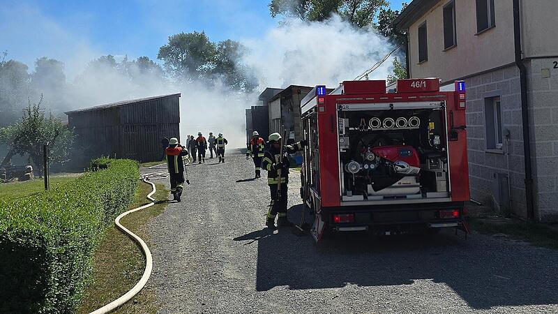 Schimmendorf: Traktorbrand auf Bauernhof sorgt f&uuml;r Gro&szlig;alarm