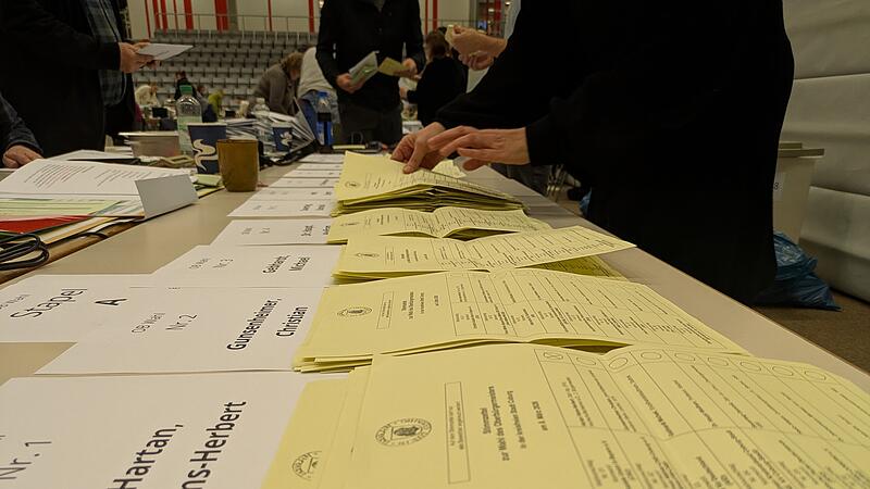 Bilder der Briefwahlzettel, die in Coburg ausgez&auml;hlt werden.