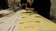 Bilder der Briefwahlzettel, die in Coburg ausgez&auml;hlt werden.